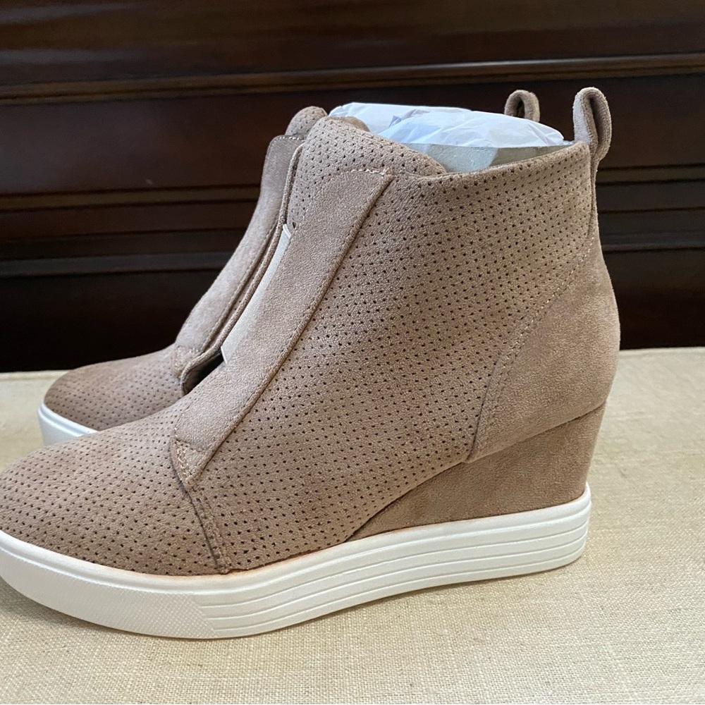Moda Wedge Sneakers - Size 6